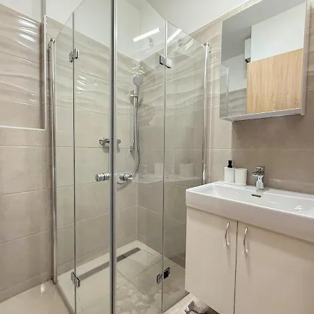 Lägenhet River Danube Flat W Balcony And Free Guarded Parking *